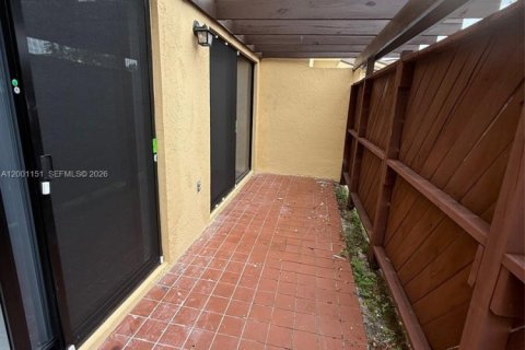 House in Miami, Florida 3 bedrooms, 139.35 sq.m. № 2067795 - photo 11