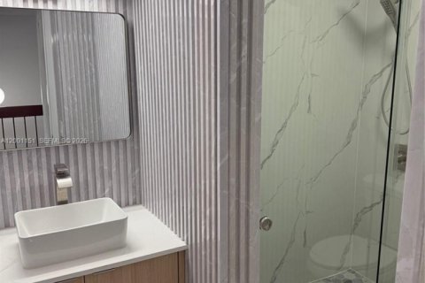 House in Miami, Florida 3 bedrooms, 139.35 sq.m. № 2067795 - photo 16