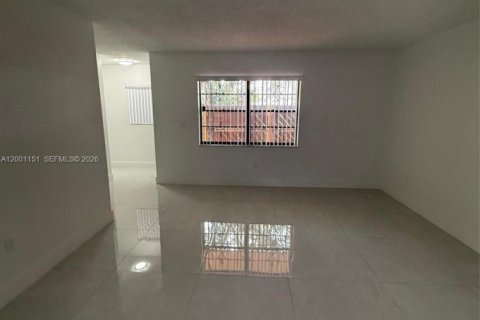 House in Miami, Florida 3 bedrooms, 139.35 sq.m. № 2067795 - photo 6