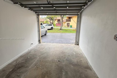 House in Miami, Florida 3 bedrooms, 139.35 sq.m. № 2067795 - photo 13