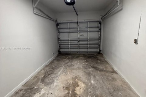 House in Miami, Florida 3 bedrooms, 139.35 sq.m. № 2067795 - photo 12