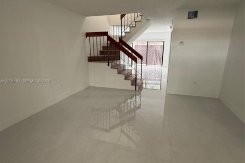 House in Miami, Florida 3 bedrooms, 139.35 sq.m. № 2067795 - photo 7