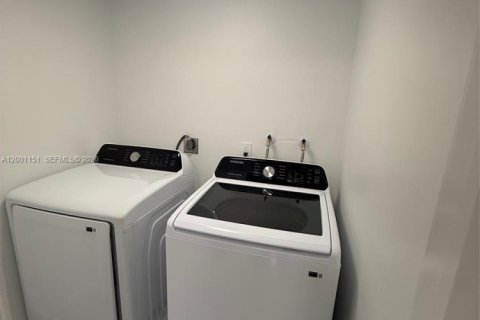 House in Miami, Florida 3 bedrooms, 139.35 sq.m. № 2067795 - photo 8