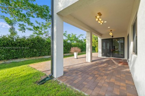 House in Davie, Florida 5 bedrooms, 381.46 sq.m. № 1784050 - photo 6