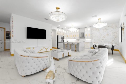 House in Davie, Florida 5 bedrooms, 381.46 sq.m. № 1784050 - photo 26