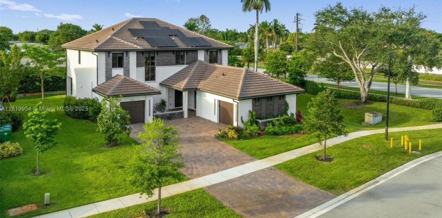 House in Davie, Florida 5 bedrooms, 381.46 sq.m. № 1784050