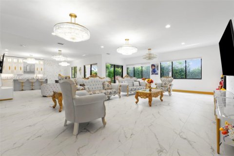 House in Davie, Florida 5 bedrooms, 381.46 sq.m. № 1784050 - photo 25