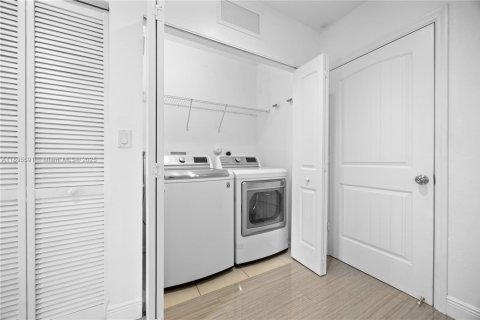 Купить таунхаус в Майами-Гарденс, Флорида 3 спальни, 147.62м2, № 1947685 - фото 23