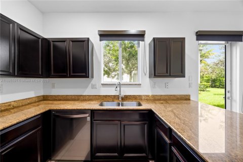 Купить таунхаус в Майами-Гарденс, Флорида 3 спальни, 147.62м2, № 1947685 - фото 12