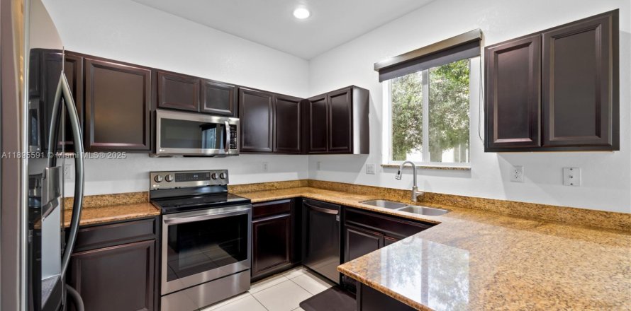 Таунхаус в Майами-Гарденс, Флорида 3 спальни, 147.62м2 № 1947685