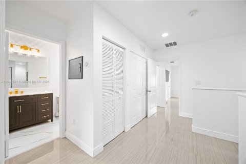 Купить таунхаус в Майами-Гарденс, Флорида 3 спальни, 147.62м2, № 1947685 - фото 22