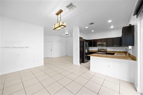 Купить таунхаус в Майами-Гарденс, Флорида 3 спальни, 147.62м2, № 1947685 - фото 7