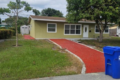 House in Pompano Beach, Florida 3 bedrooms, 103.77 sq.m. № 1693217 - photo 2