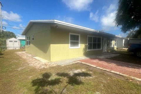 House in Pompano Beach, Florida 3 bedrooms, 103.77 sq.m. № 1693217 - photo 1