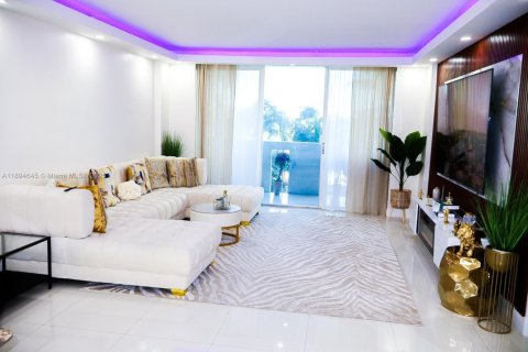 Apartamento en alquiler en Miami Beach, Florida, 1 dormitorio, 75.25 m2 № 1950942 - foto 1