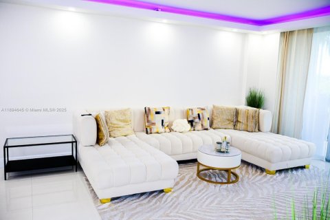 Apartamento en alquiler en Miami Beach, Florida, 1 dormitorio, 75.25 m2 № 1950942 - foto 2