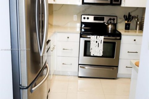 Apartamento en alquiler en Miami Beach, Florida, 1 dormitorio, 75.25 m2 № 1950942 - foto 11