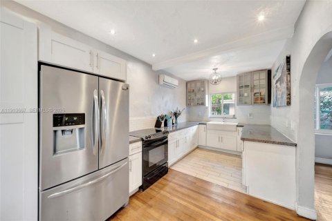 Casa en venta en Miami, Florida, 3 dormitorios, 138.33 m2 № 1982706 - foto 10