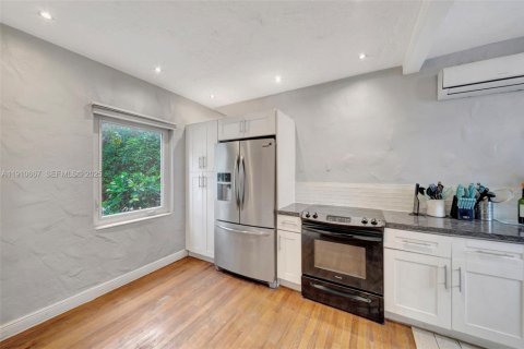 Casa en venta en Miami, Florida, 3 dormitorios, 138.33 m2 № 1982706 - foto 9