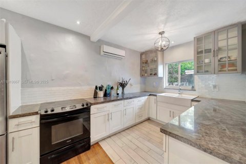 Casa en venta en Miami, Florida, 3 dormitorios, 138.33 m2 № 1982706 - foto 12