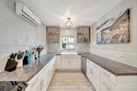 Casa en venta en Miami, Florida, 3 dormitorios, 138.33 m2 № 1982706 - foto 11