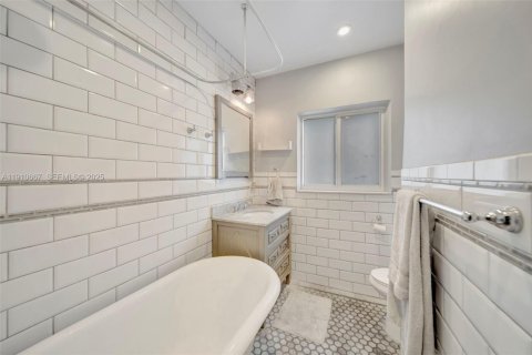 Casa en venta en Miami, Florida, 3 dormitorios, 138.33 m2 № 1982706 - foto 17