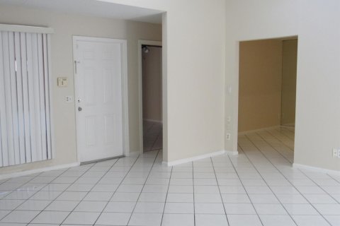 Touwnhouse à louer à Palm Springs, Floride: 2 chambres, 102.01 m2 № 2155164 - photo 3