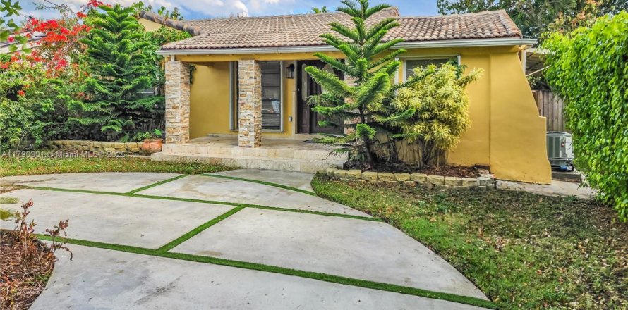 House in Miami, Florida 5 bedrooms, 163.88 sq.m. № 1730982
