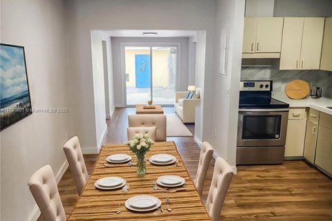 House in Miami, Florida 5 bedrooms, 163.88 sq.m. № 1730982 - photo 12