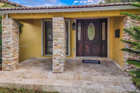 House in Miami, Florida 5 bedrooms, 163.88 sq.m. № 1730982 - photo 2