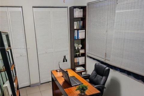 House in Miami, Florida 5 bedrooms, 163.88 sq.m. № 1730982 - photo 14