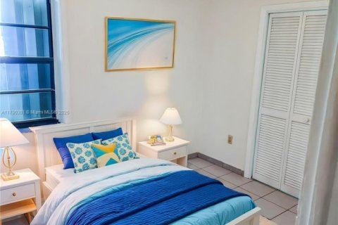 House in Miami, Florida 5 bedrooms, 163.88 sq.m. № 1730982 - photo 18