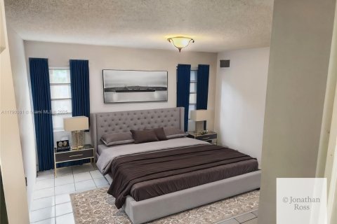 House in Miami, Florida 5 bedrooms, 163.88 sq.m. № 1730982 - photo 16