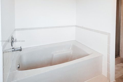 Villa ou maison à louer à Miami, Floride: 4 chambres, 193.05 m2 № 1881806 - photo 4