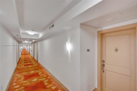 Condo in Bal Harbour, Florida, 1 bedroom  № 1878435 - photo 21