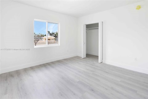 Commercial property in Miami, Florida № 1892832 - photo 16