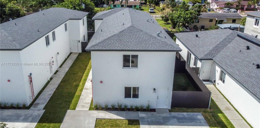 Commercial property in Miami, Florida № 1892832