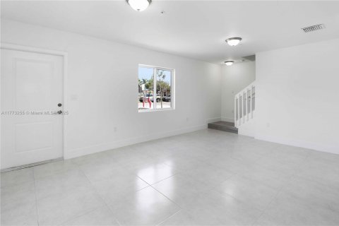 Commercial property in Miami, Florida № 1892832 - photo 14