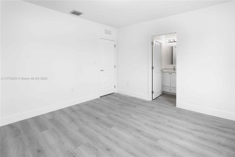 Commercial property in Miami, Florida № 1892832 - photo 17