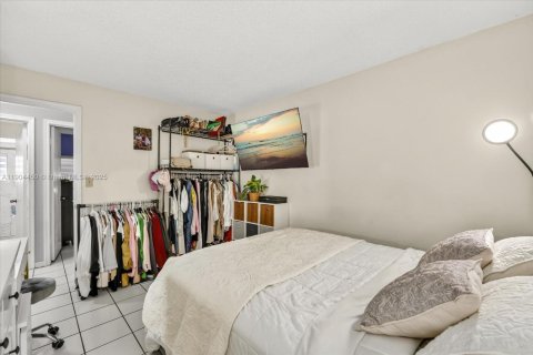 Touwnhouse à vendre à Miami, Floride: 2 chambres, 77.57 m2 № 1955441 - photo 11