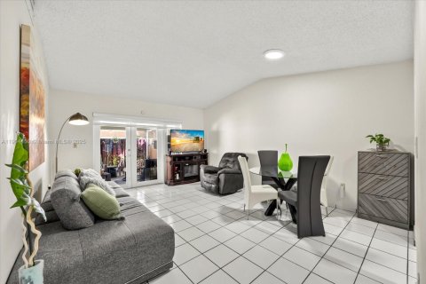 Touwnhouse à vendre à Miami, Floride: 2 chambres, 77.57 m2 № 1955441 - photo 4