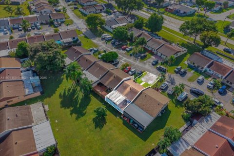 Touwnhouse à vendre à Miami, Floride: 2 chambres, 77.57 m2 № 1955441 - photo 17