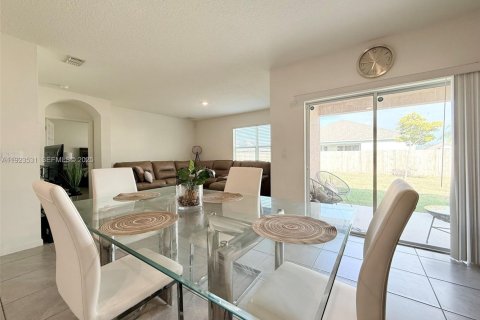 Villa ou maison à vendre à Port St. Lucie, Floride: 4 chambres, 169.73 m2 № 2076689 - photo 13