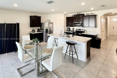 Villa ou maison à vendre à Port St. Lucie, Floride: 4 chambres, 169.73 m2 № 2076689 - photo 2