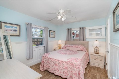 House in Longboat Key, Florida 3 bedrooms, 145.3 sq.m. № 1914137 - photo 10