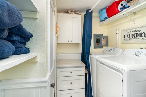 House in Longboat Key, Florida 3 bedrooms, 145.3 sq.m. № 1914137 - photo 14