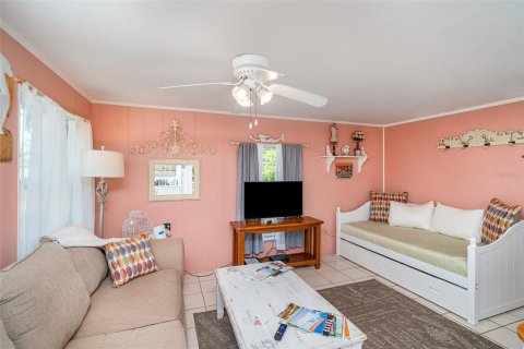 House in Longboat Key, Florida 3 bedrooms, 145.3 sq.m. № 1914137 - photo 25