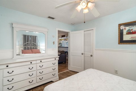 House in Longboat Key, Florida 3 bedrooms, 145.3 sq.m. № 1914137 - photo 11