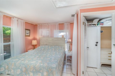 House in Longboat Key, Florida 3 bedrooms, 145.3 sq.m. № 1914137 - photo 26