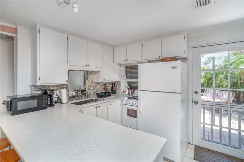 House in Longboat Key, Florida 3 bedrooms, 145.3 sq.m. № 1914137 - photo 24